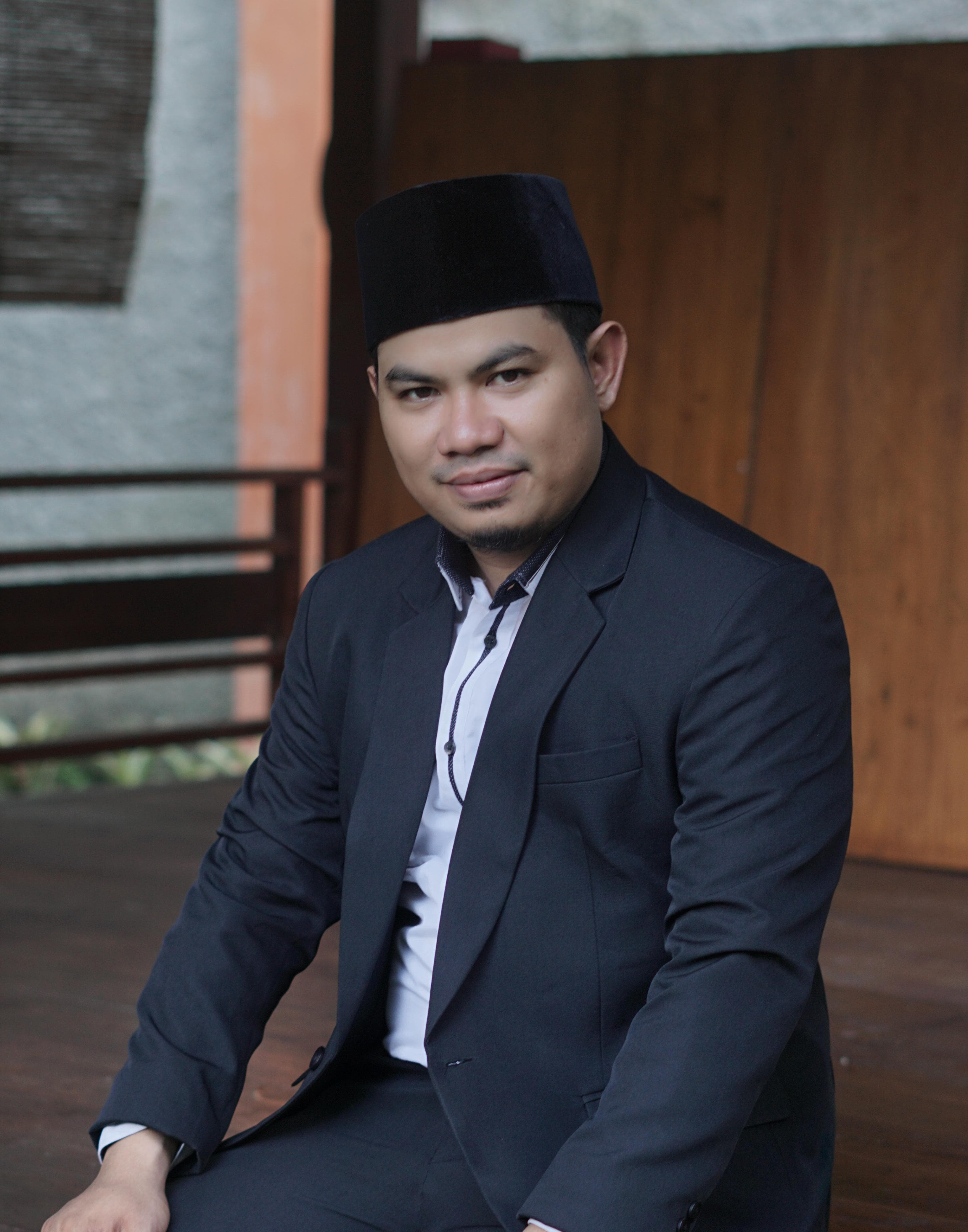 Dari Santri, Menapaki Jalan Ilmu hingga S3 dan Pengabdian